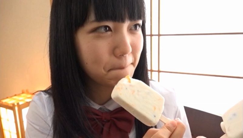 アイスクリームを食べる白桃心奈